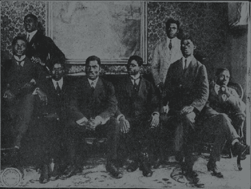 Charles Atangana à Madrid avec son fils Jean Ndengue et d'autres camerounais de son équipe.